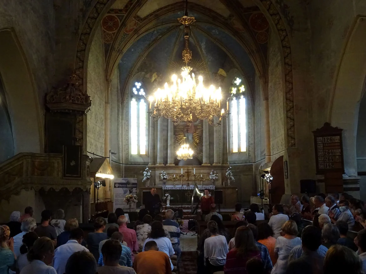 Innenraum der evangelischen Kirche in Weidenbach