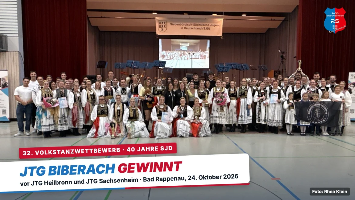Gruppenbild aller Tanzgruppen in Tracht nach der Siegerehrung, mit Bauchbinde: JTG Biberach gewinnt vor JTG Heilbronn und JTG Sachsenheim, Bad Rappenau, 24. Oktober 2026